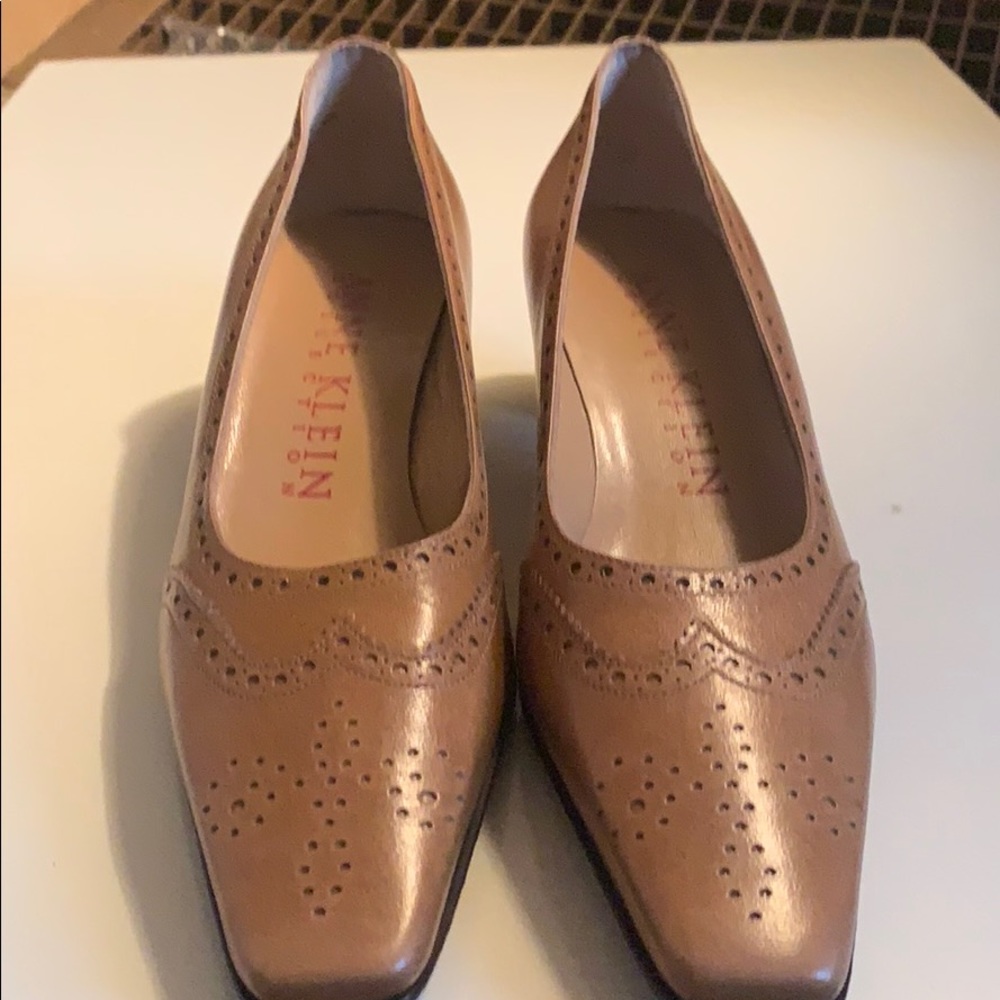 VINTAGE NEW ANNE KLEIN WING TIP SPECTATOR HEELS PUMPS